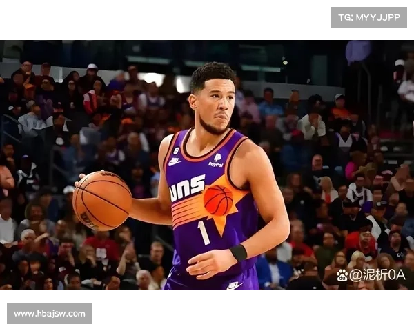 德文·布克在比赛中积极为年轻球员提供宝贵指导与建议